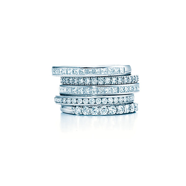 Tiffany Celebration 戒指
由上至下
公主形切割鑽石半圈夾鑲戒指,NT$ 142,000
Tiffany Novo結婚戒指,NT$ 133,000
公主形切割鑽石全圈夾鑲戒指,NT$ 196,000
圓形明亮式全圈夾鑲戒指,NT$ 126,000
圓形明亮式半圈爪鑲戒指,NT$ 142,000
